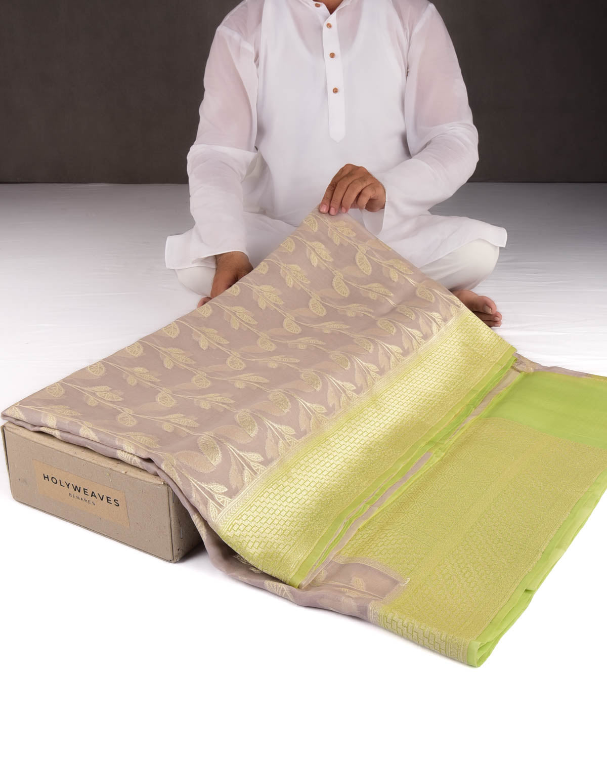 Soft Lavender Banarasi Gold Zari Creepers Cutwork Brocade Woven Kora Silk Saree with Contrast Border Pallu-HolyWeaves