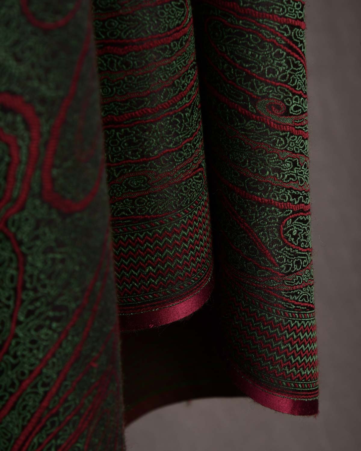 Red Green Paisley Satin Tanchoi Handwoven Silk Wool Banarasi Shawl-HolyWeaves