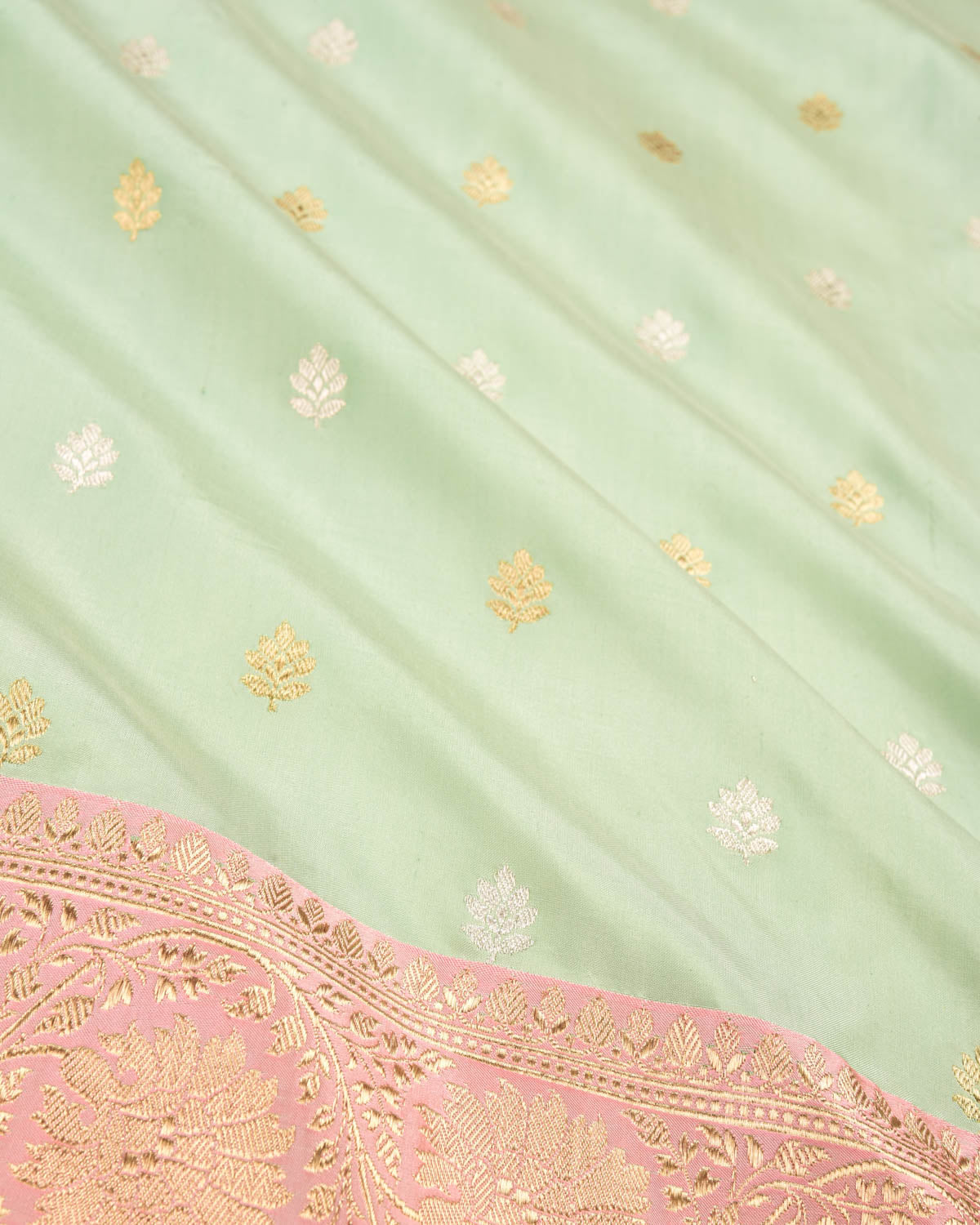 Green Banarasi Gold & Silver Zari Buti Kadhuan Brocade Handwoven Katan Silk Saree with Contrast Border Pallu - By HolyWeaves, Benares